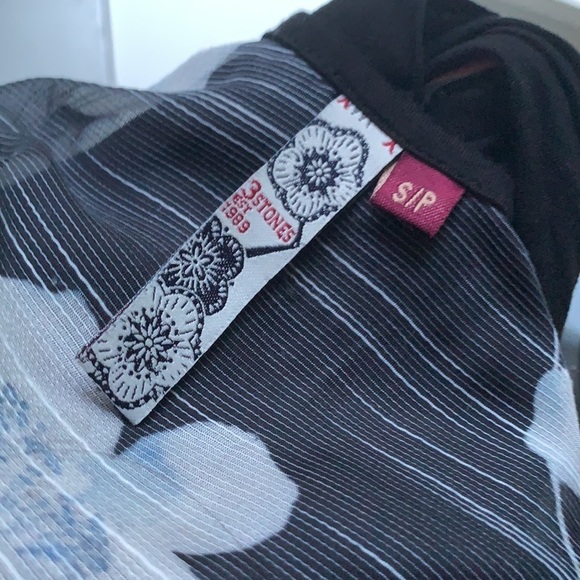 THREE Stones Pretty Black Blouse / T- Shirt V Back with Floral Mesh Design - Picture 5 of 5